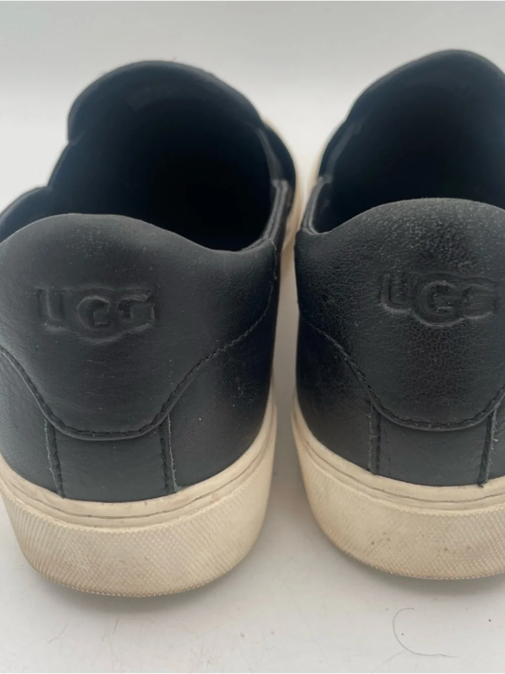 UGG‎ Women’s black leather Slip-On  Sneaker Loafer Comfort Size 8.5